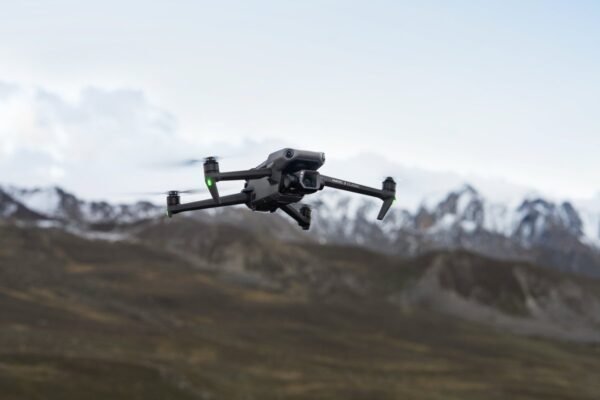 DJI MAVIC 3 CLASSIC Drohne, Schwarz/Grau